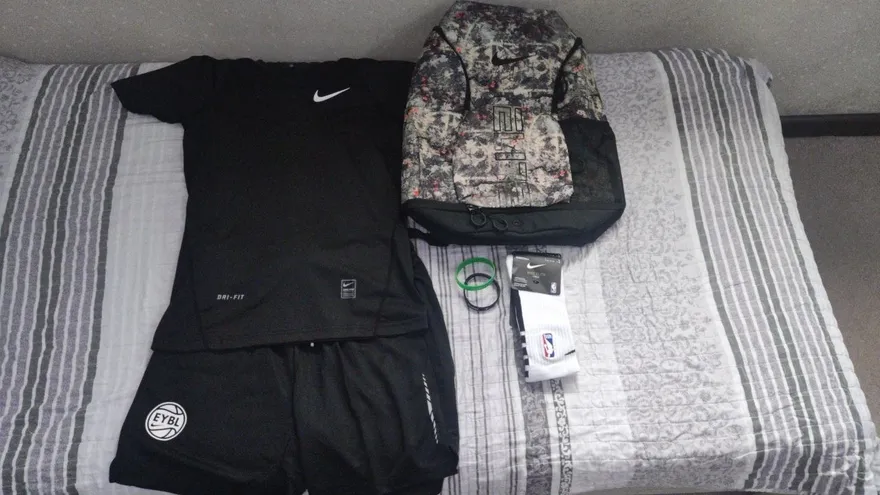 Футболка Nike Dri-FIT, шорты EYBL, рюкзак Nike Elite, носки NBA и браслеты из заказа